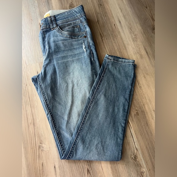 Democracy Crop Distressed Jeans- Size 8 - Picture 5 of 9